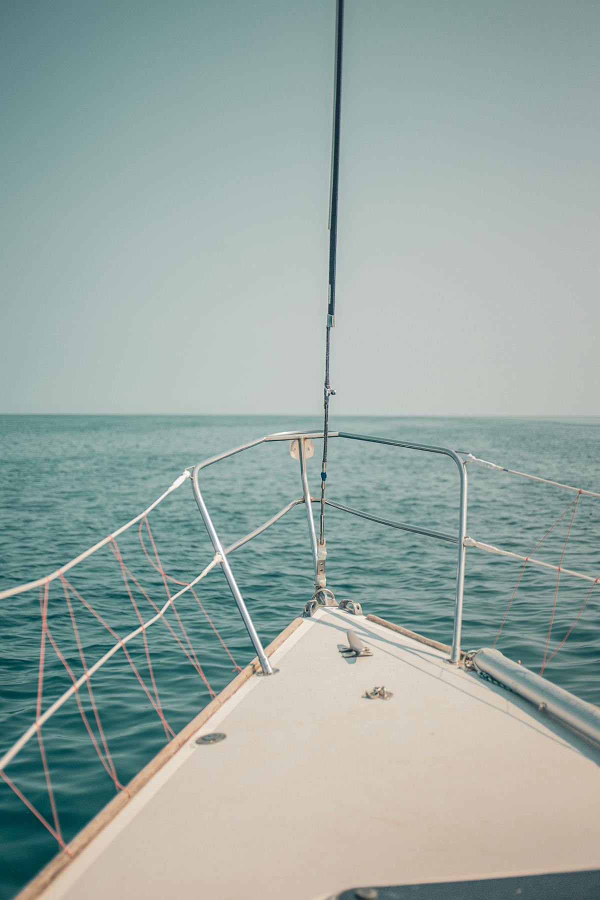 View from the deck of a sailboat looking at the horizon